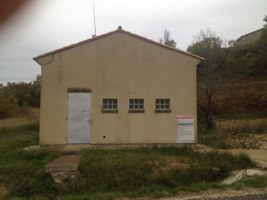 Habillage en pierres du central téléphonique d’Orange à Lussan-1