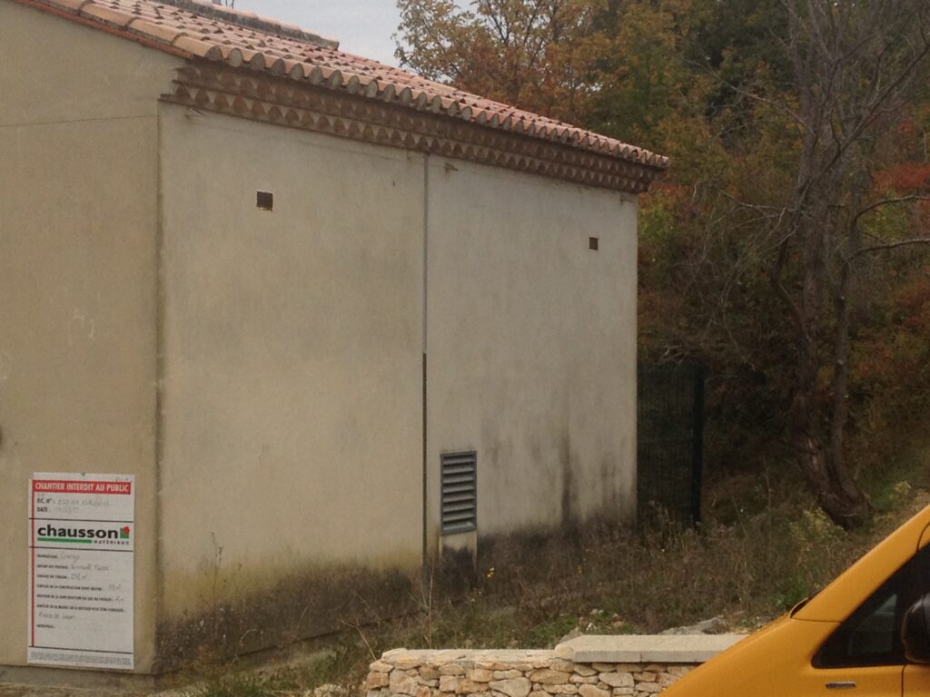 Habillage en pierres du central téléphonique d’Orange à Lussan-2
