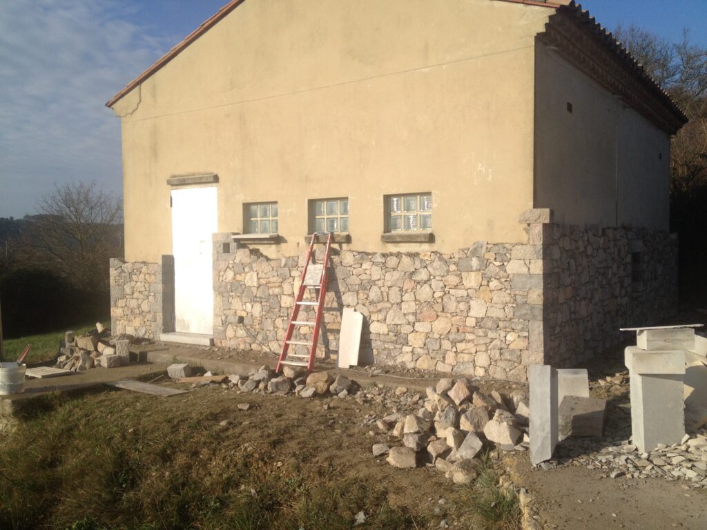 Habillage en pierres du central téléphonique d’Orange à Lussan-3