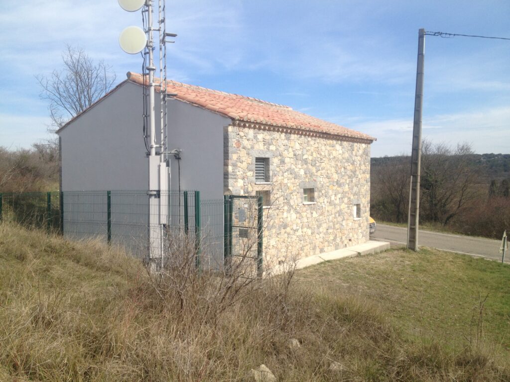 Habillage en pierres du central téléphonique d’Orange à Lussan-4