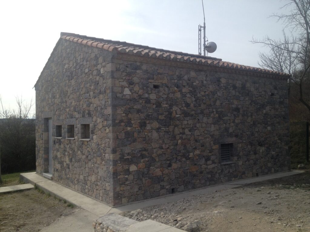 Habillage en pierres du central téléphonique d’Orange à Lussan-5